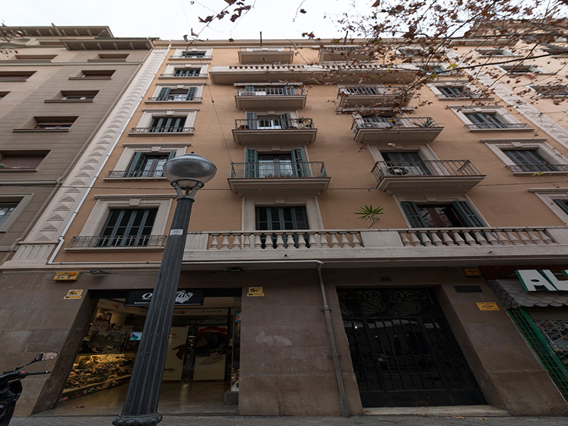 Partially restored flat of 70 m2 in L'Eixample, Sagrada Familia