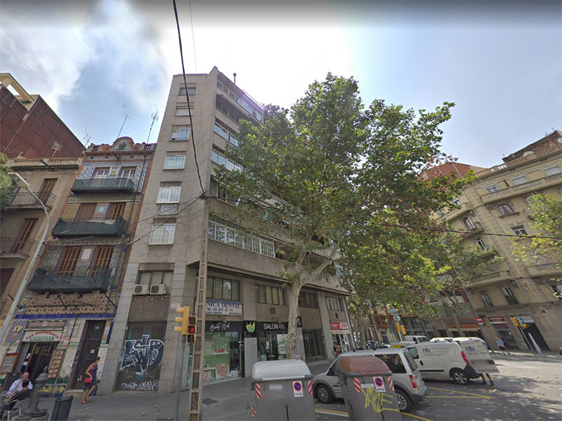 Partially restored shop of 37 m2 in L'Eixample, Sagrada Familia