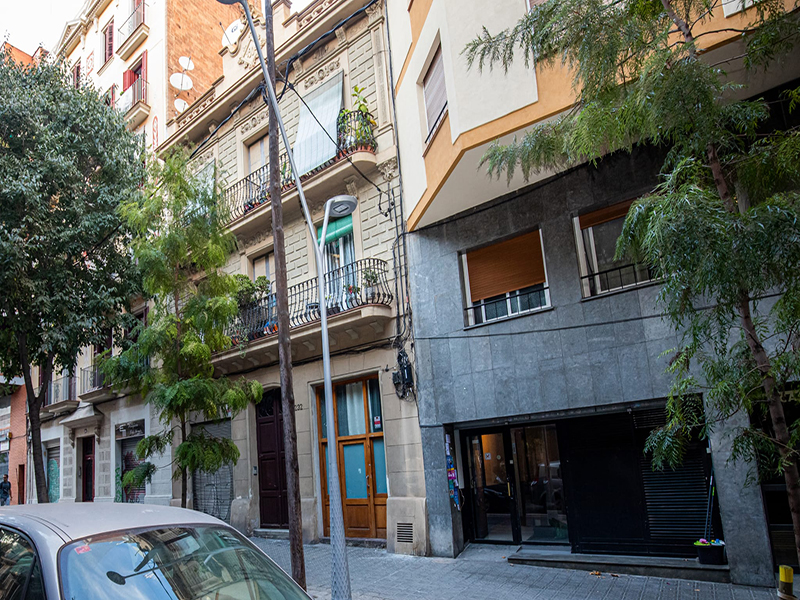 To renovate shop of 110 m2 in L'Eixample, Sagrada Familia