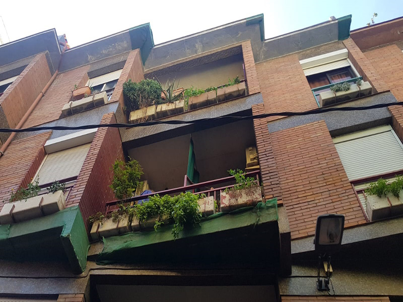 Partially restored flat of 66 m2 in Sant Martí, Camp de l'Arpa del Clot